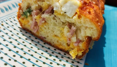 Cake à la feta, cheddar et jambon