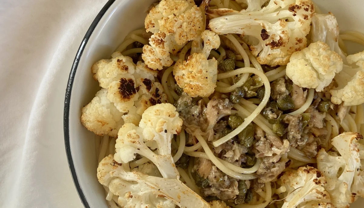 Spaghettis aux sardines, chou-fleur et câpres