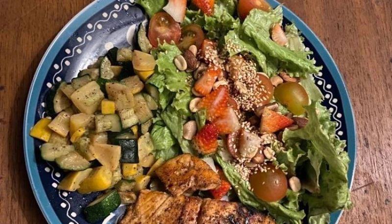 Saumon au four, courgettes et salade composée