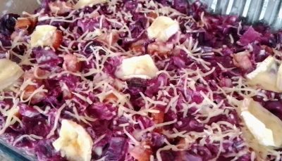 Gratin de chou rouge, saucisses fumées et brie