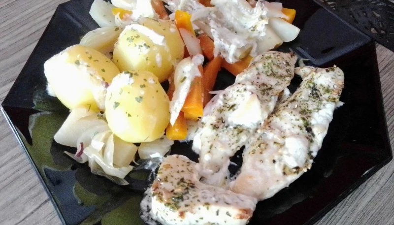 Médaillon de poulet et petits légumes frais