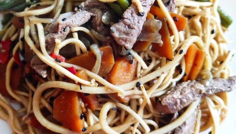 Nouilles chinoises boeuf carottes haricots verts
