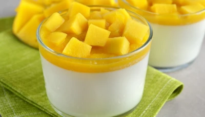 Panna cotta au lait de coco et mangue