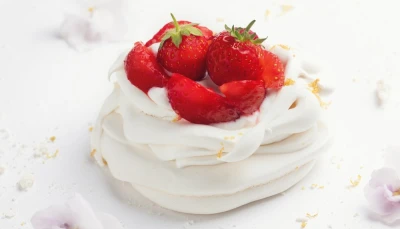 Pavlova aux fraises et rhubarbe