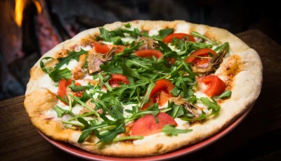 Pizza aux artichauts et roquette