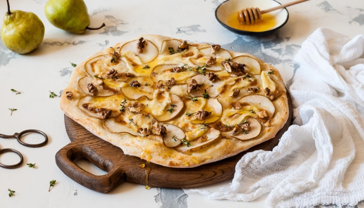 Pizza aux poires, au fromage de chèvre et au miel