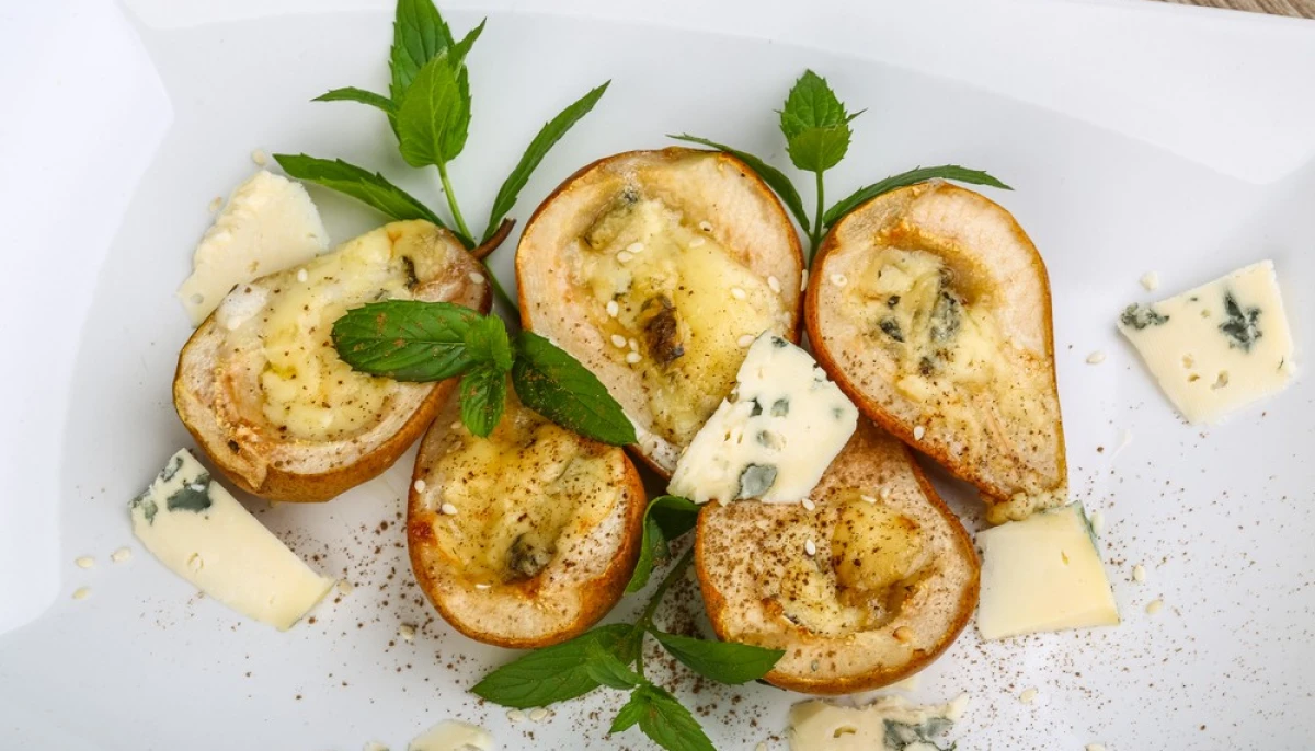 Poires farcies au fromage bleu et aux noix