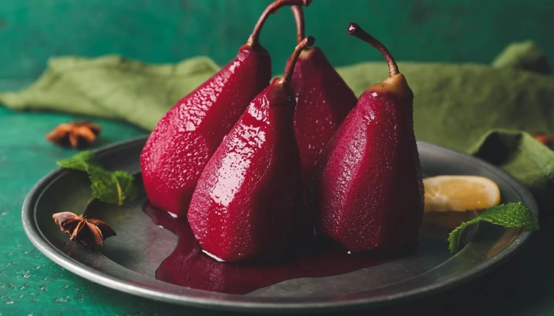 Poires pochées au vin rouge et aux épices