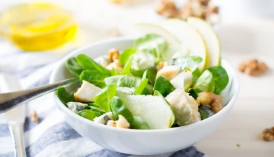 Salade de poulet aux poires et aux noix