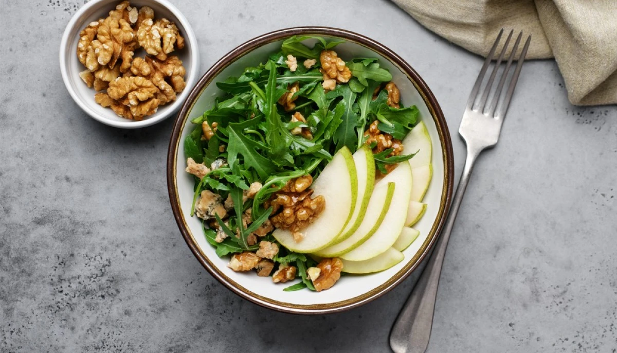 Salade de roquette, poires et fromage de chèvre