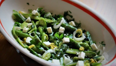 Salade printanière aux asperges et fèves