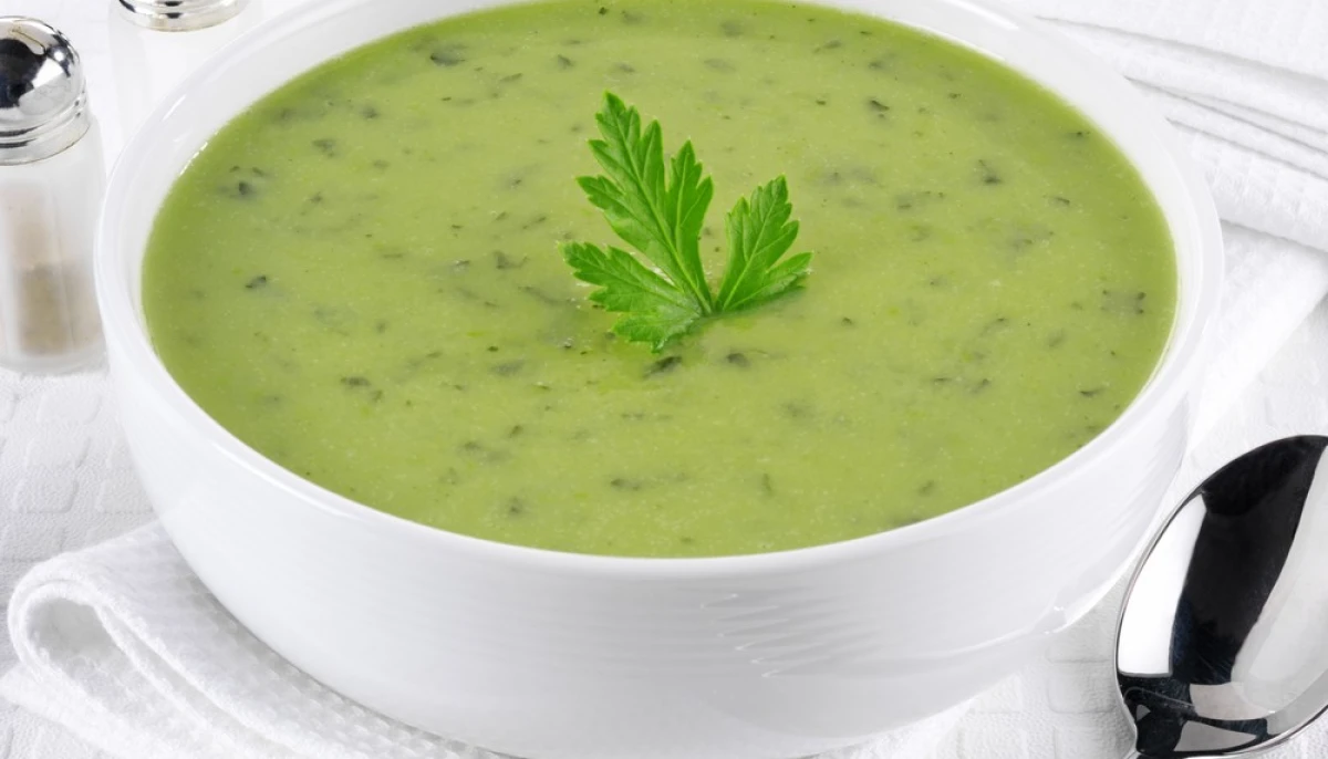 Soupe de pois cassés à la menthe