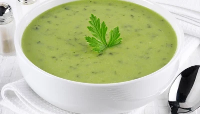 Soupe de pois cassés à la menthe