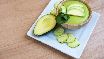 Soupe froide de concombre et d'avocat