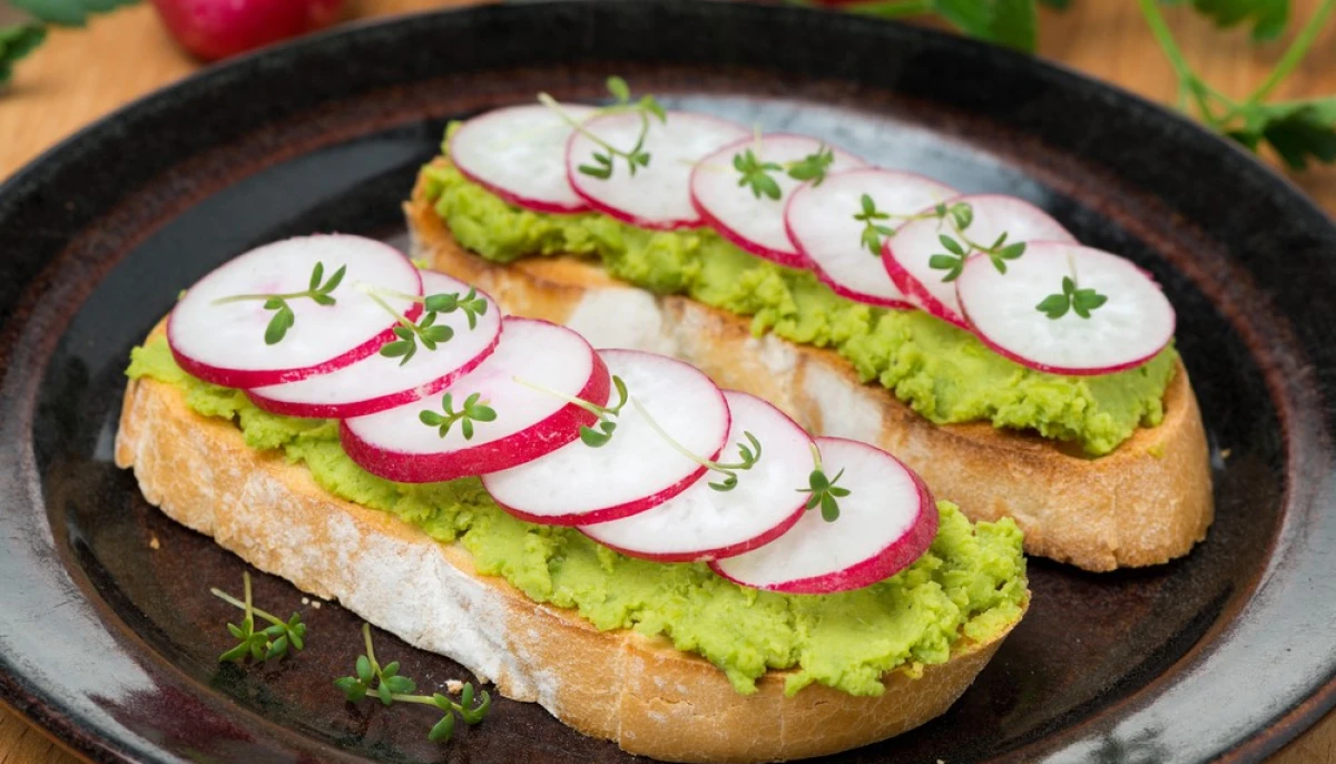 Tartines à l'avocat et radis