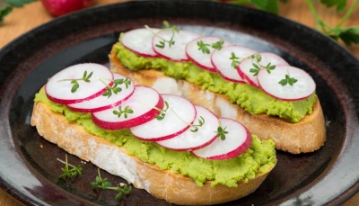 Tartines à l'avocat et radis