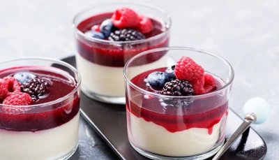 Panna cotta avec coulis de fruits rouges