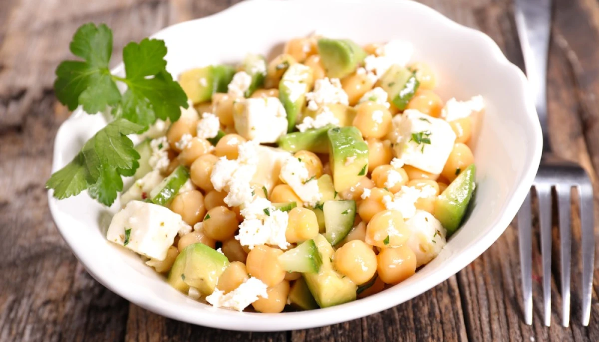 Salade de pois chiches, avocat et feta