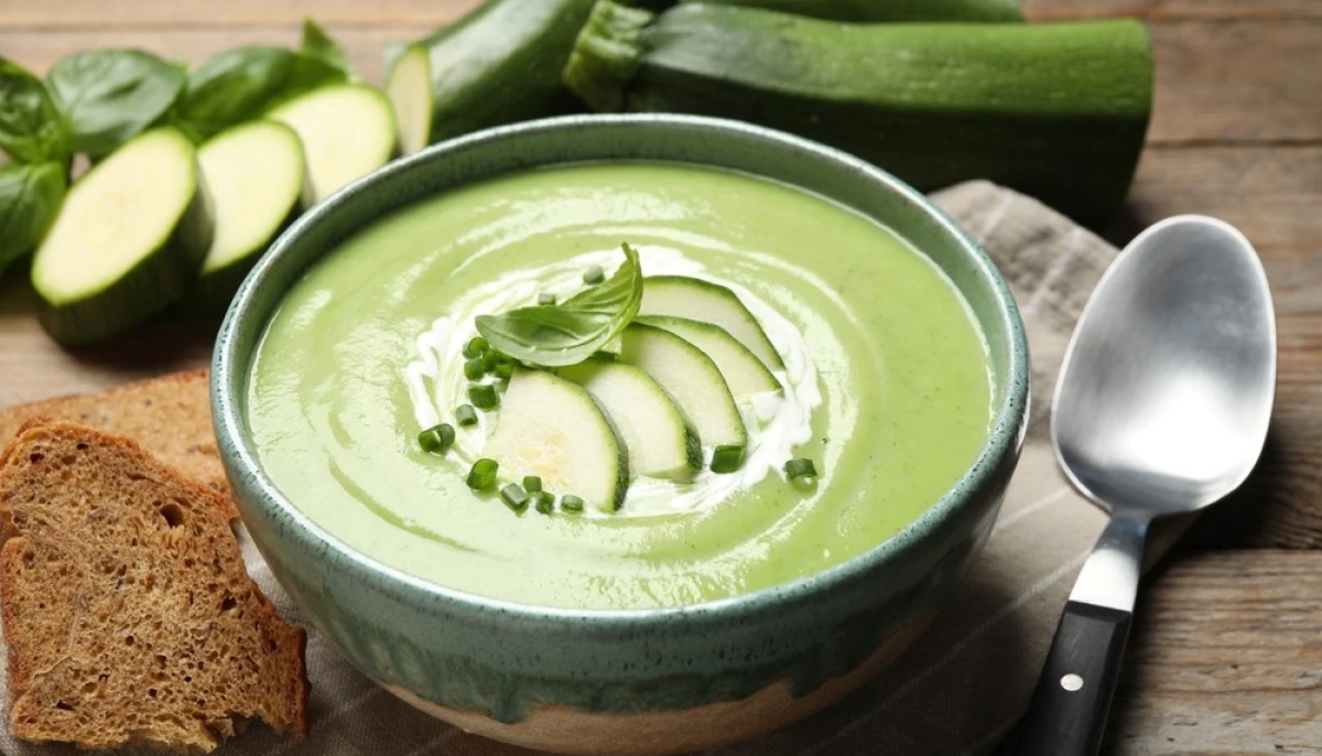 Soupe froide de courgette au basilic