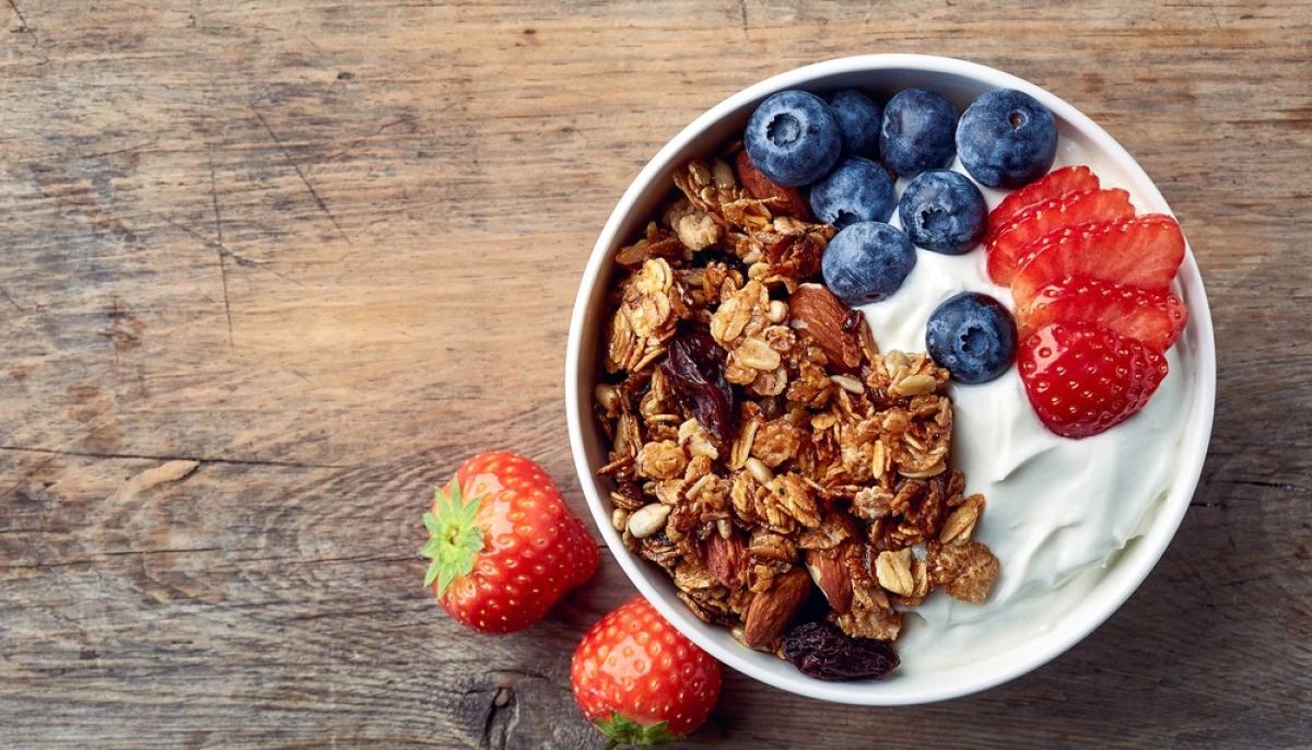 Yaourt aux fruits frais et granola