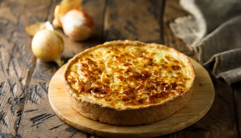 Tarte à l'oignon, chèvre et miel