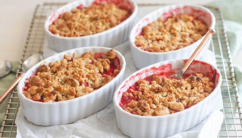 Crumble de rhubarbe et fraises