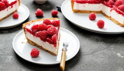 Cheesecake au citron et coulis de framboises