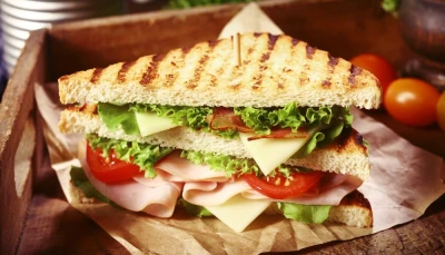 Club sandwich au jambon et fromage fondu