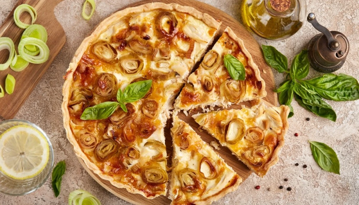 Pizza maison aux poireaux et fromage