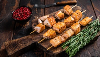 Brochettes de poisson au curcuma et citron vert