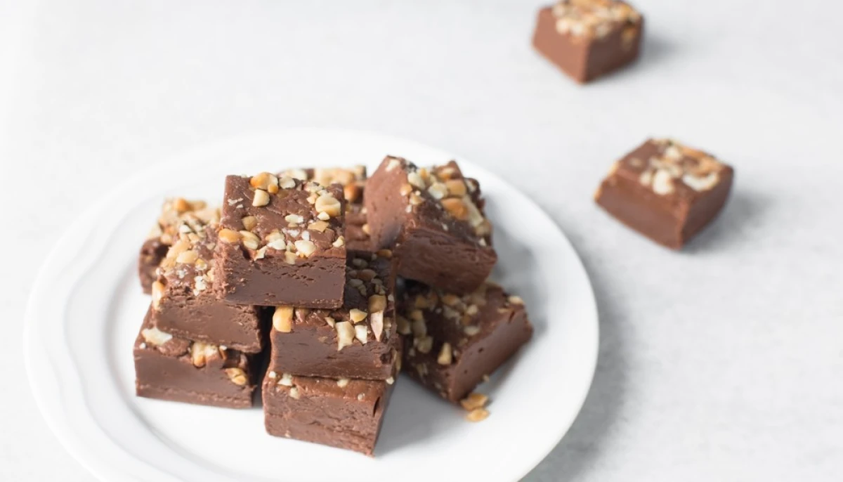 Gâteau fondant au chocolat et éclats de noisettes