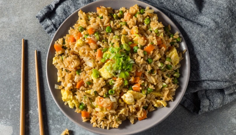 Riz sauté aux légumes de printemps