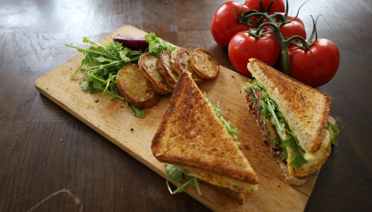 Sandwich chaud au fromage fondu et légumes grillés