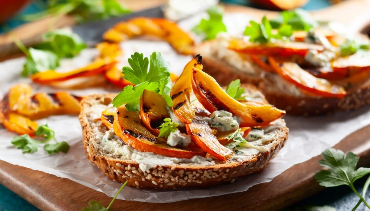 Tartines de fromage frais et légumes grillés