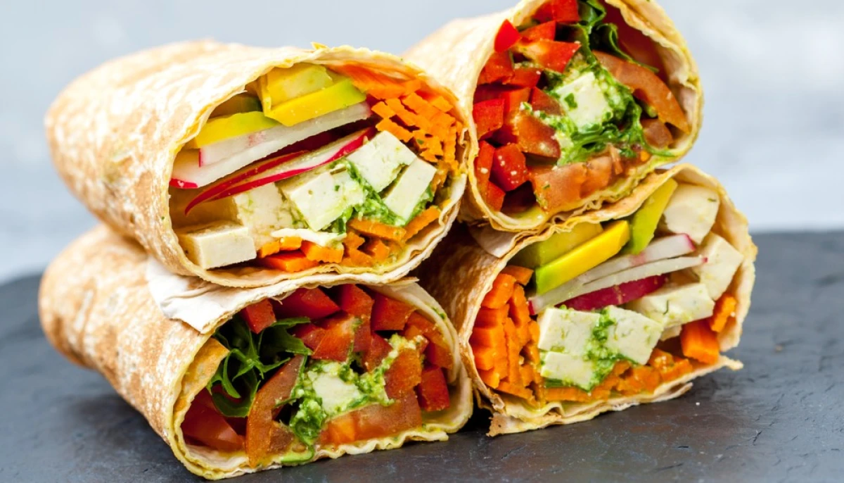 Wraps aux légumes rôtis et houmous