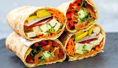Wraps aux légumes rôtis et houmous