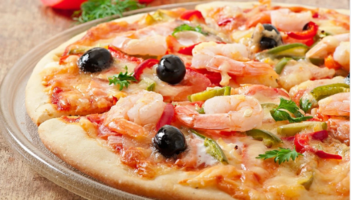 Pizza aux crevettes et poivrons colorés