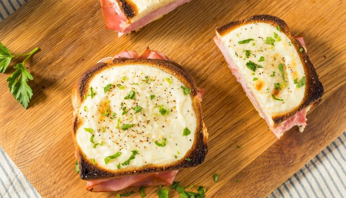Croque-monsieur maison au jambon et fromage