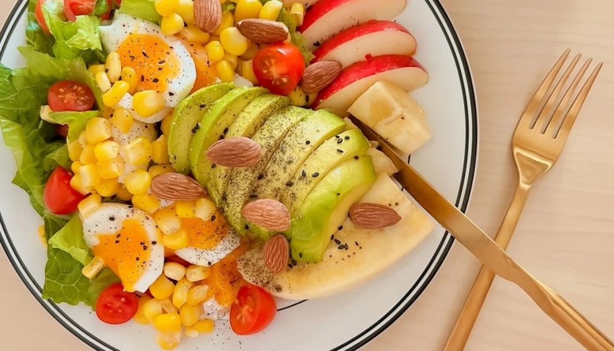 Salade équilibrée aux fruits, avocat et œufs