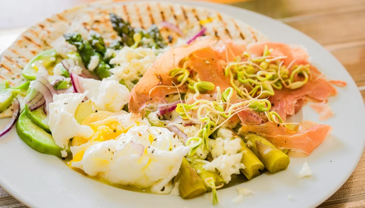 Salade fraîcheur aux asperges, avocat et jambon