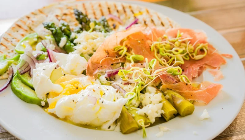 Salade fraîcheur aux asperges, avocat et jambon