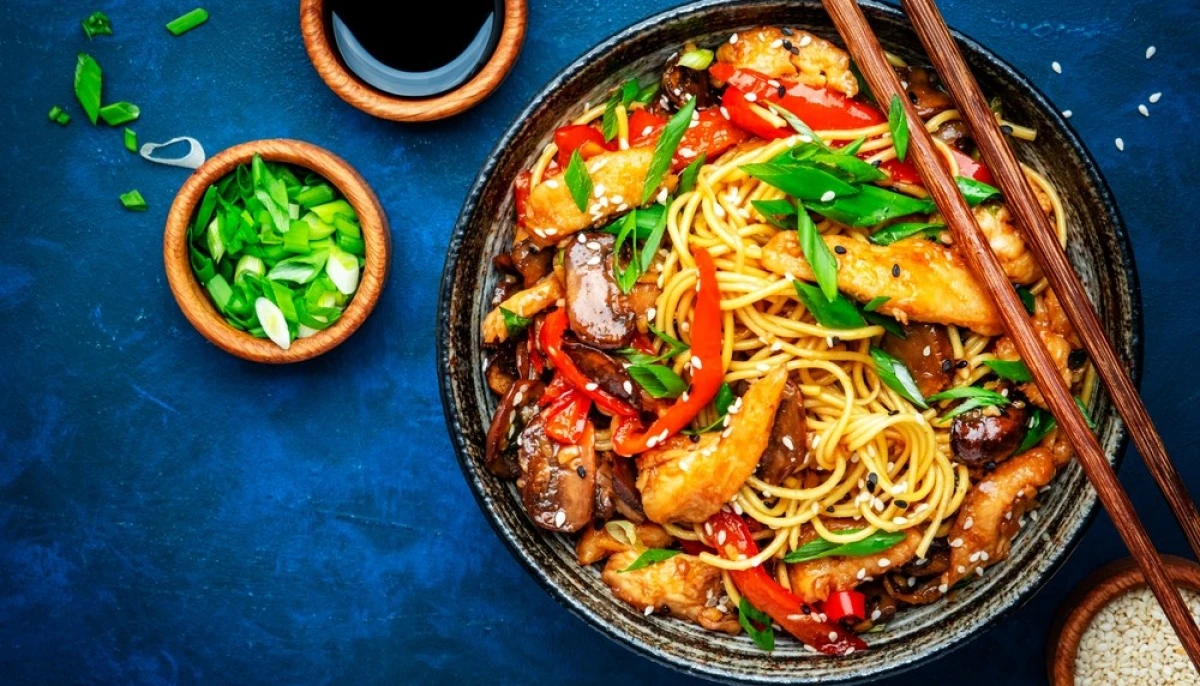 Nouilles sautées à la dinde et légumes croquants