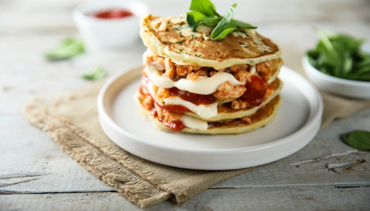 Pancakes salés au fromage et sauce tomate