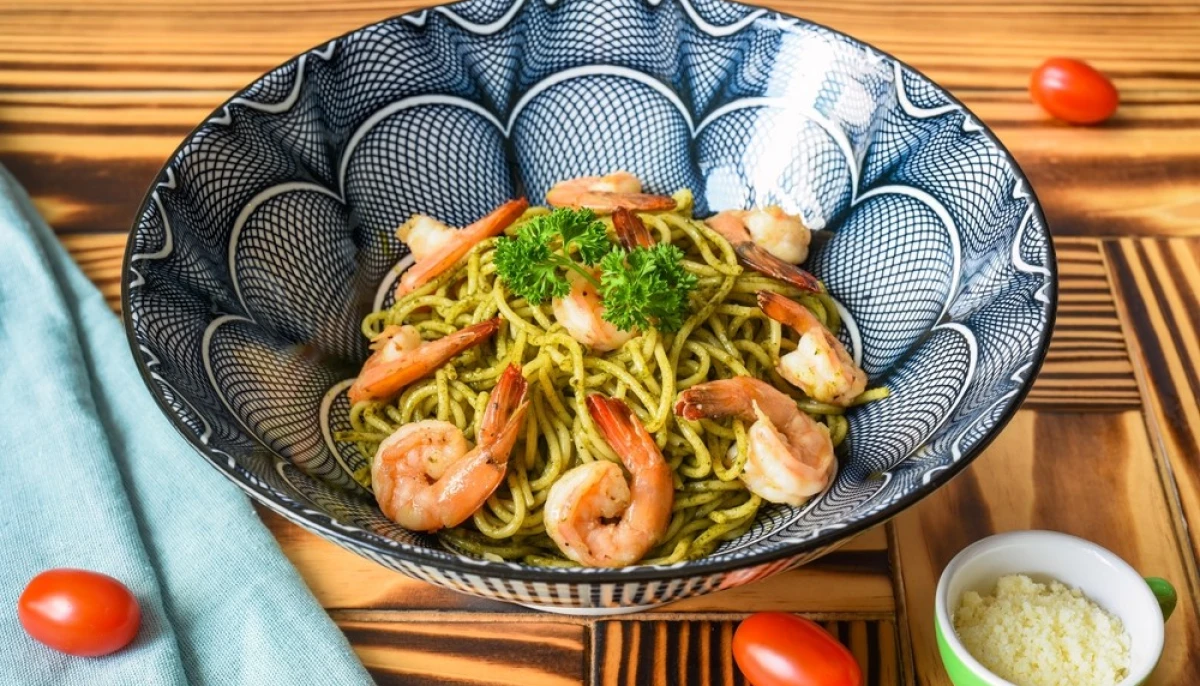 Pâtes au pesto et crevettes sautées