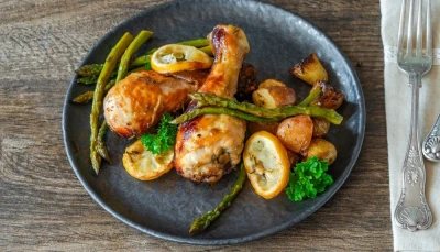 Pilons de poulet rôtis au citron et asperges