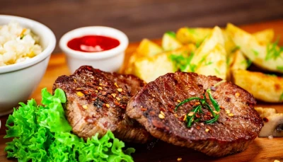 Steak grillé aux épices et pommes de terre rôties