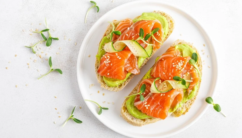 Tartines salées au saumon et avocat