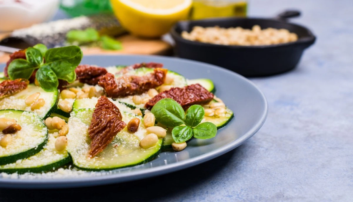 Carpaccio de courgettes et tomates séchées