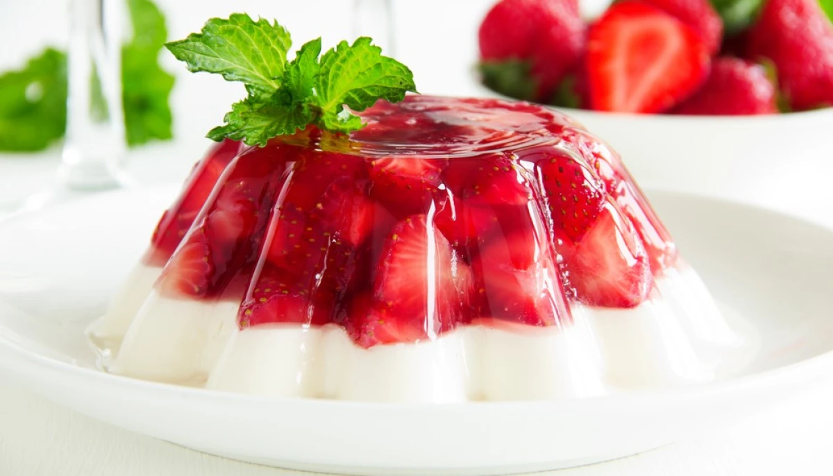 Entremets gélifié aux fraises et crème vanillée