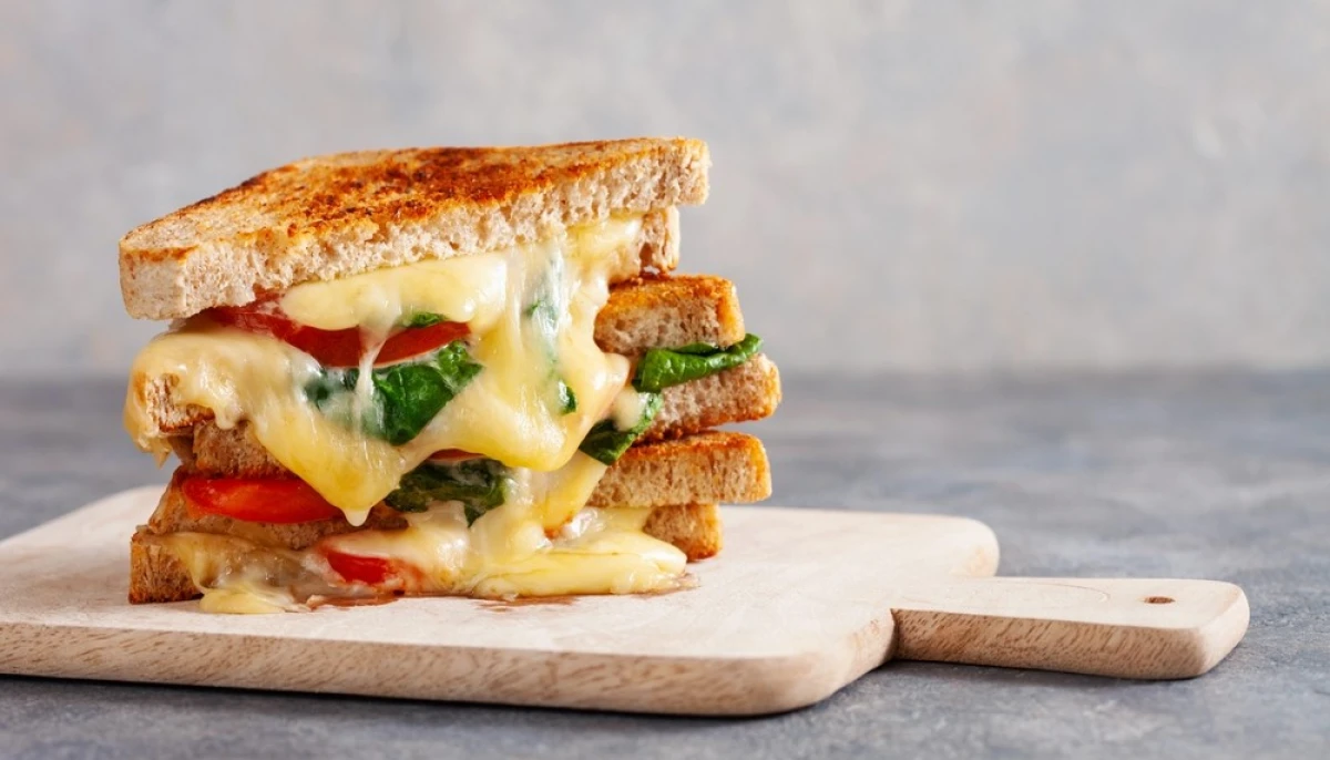 Grilled cheese aux légumes et fromage fondant